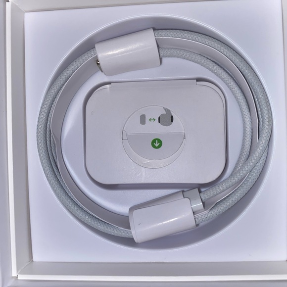 Wireless White Earbuds with Charging Case - Picture 4 of 5